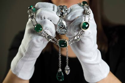 El collar de esmeraldas y diamantes Delhi Durbar que la Reina heredó de su abuela, la reina Mary,