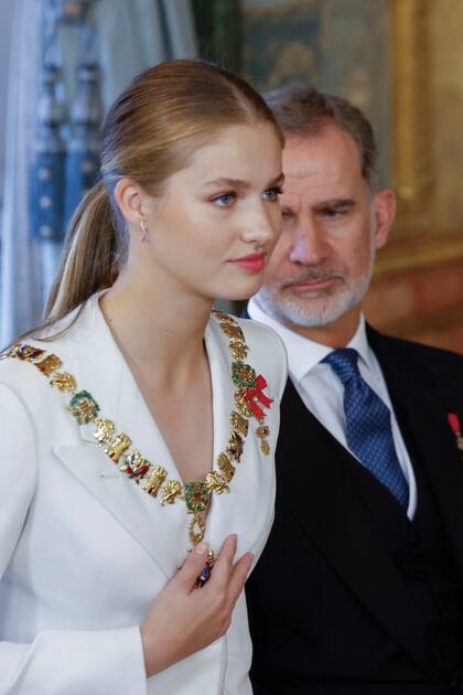 El collar de la Real y Distinguida Orden Española de Carlos III es la más distinguida condecoración civil que puede ser otorgada en España. 
