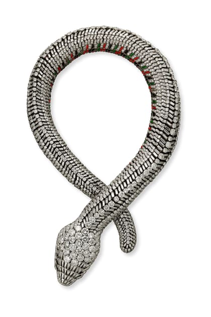 El collar de serpiente, de fines de los 60, está elaborado en platino, oro blanco y oro amarillo, con un total de 2473 diamantes, dos esmeraldas que forman los ojos de la serpiente y esmalte verde, rojo y negro