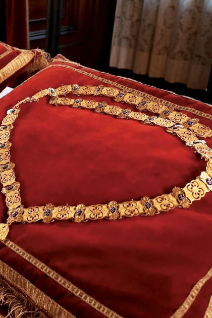 El collar que forma parte de la condecoración otorgada por Felipe VI a su madre, la monarca emérita. La Insigne Orden del Toisón de Oro fue creada en 1429 por el duque de Borgoña Felipe III el Bueno