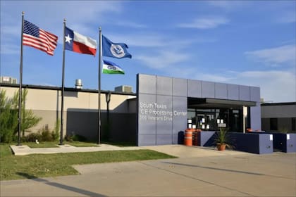 El colombiano con parálisis cerebral continúa detenido bajo custodia del ICE en el South Texas Detention Complex, según su familia