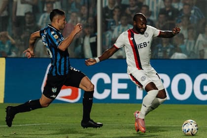 El colombiano Diego Herazo ingresó en el segundo tiempo para oxigenar la ofensiva de San Lorenzo, que se repuso en el desarrollo y en el marcador