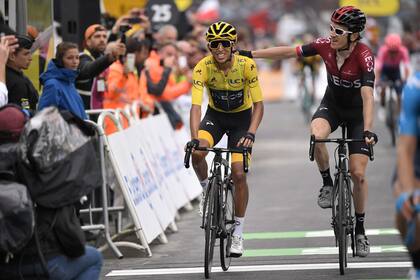 El colombiano Egan Bernal cruza la meta en el cuarto lugar; es el virtual ganador del Tour de France