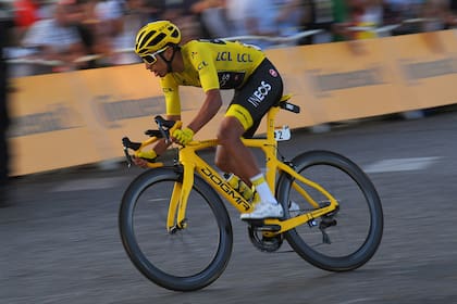 El colombiano Egan Bernal, en el Tour de Francia, con la camiseta amarilla del líder