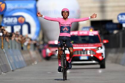 El colombiano Egan Bernal, una estrella del circuito internacional de ciclismo, volverá a correr en el Tour de Francia, prueba que conquistó en 2019.