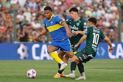 El colombiano Frank Fabra avanza en territorio visitante; con el triunfo sobre Sarmiento, Boca sumó su quinto éxito consecutivo fuera de casa