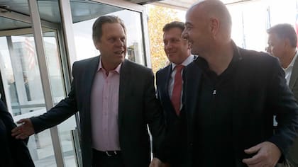 El presidente de la Federación Colombiana de Fútbol, Ramón Jesurún, junto al presidente de la FIFA, Gianni Infantino