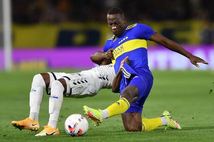 El colombiano Johan Carbonero, "descabezado" ante el peruano Luis Advíncula en una suerte de lucha libre.