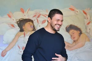 El colombiano Jorman Gutiérrez frente a uno de sus cuadros de gran formato