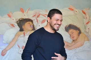 Un terremoto hizo polvo su infancia y reconstruyó su trágica historia en la Argentina a través del arte