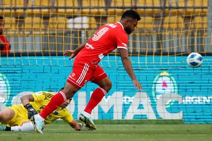 El colombiano Miguel Ángel Borja, celebra su primer gol contra Colo Colo durante el partido amistoso disputado en el estadio Sausalito