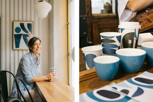 El color azul no solo está presente en el nombre, sino también en la puerta de ingreso, las obras de arte y en la vajilla, en el café de Agustina Zamudio.