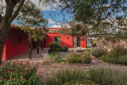 El color de la fachada, muy gauchesco, fue elegido por los propietarios como recuerdo de su vida en San Antonio de Areco.