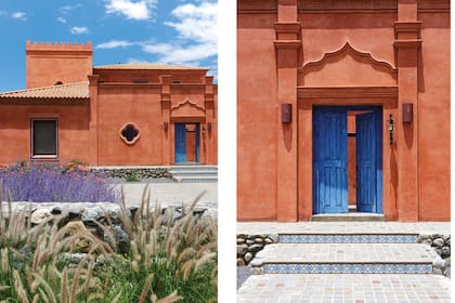 El color de la puerta contrasta con las paredes que toma las tonalidades de los cerros.