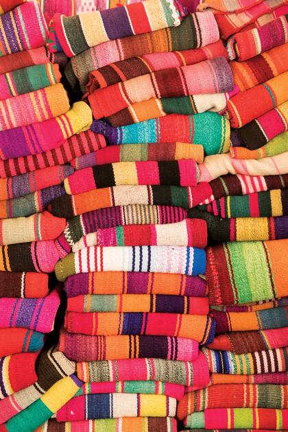 El color de los tejidos andinos en la plaza central de Purmamarca.