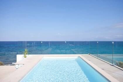 El color del agua de la pileta se contrasta con el azul del Mediterráneo