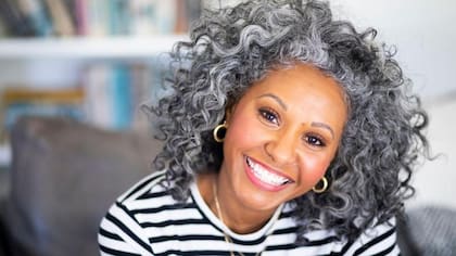 El color del cabello está determinado por células llamadas melanocitos, que pueden volverse lentas en su trabajo y dejar de producir pigmento.