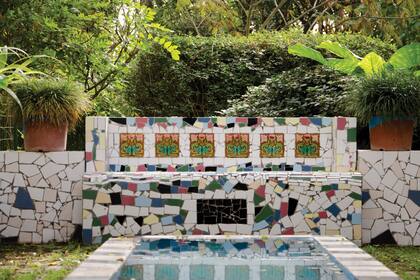 El color está presente en los azulejos que revisten el soporte del agua y sus límites circundantes, en un claro homenaje a la arquitectura catalana.