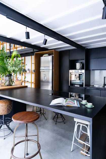 El color negro es transversal a toda la casa, incluso domina en la cocina