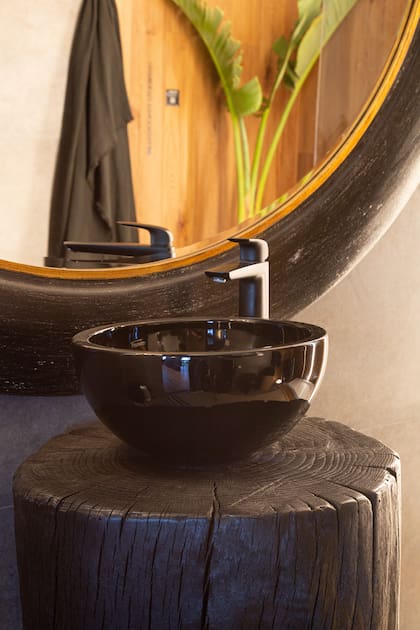 El color negro fue clave tanto en los proyectos de interiorismo como en los cuartos de baño