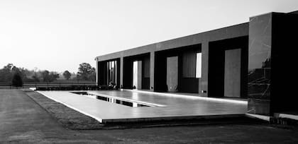 El color negro ordena y define los volúmenes