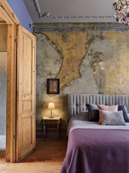 El color purpura ayuda a integrar los elementos gracias a mantas, cortinas y tapizados combinados con ingenio.