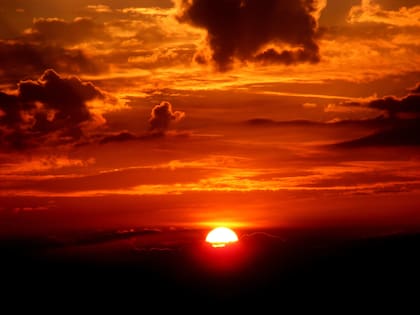 El color rojo del cielo también se produce por la luz del sol que se dispersa por las partículas de la atmósfera superior
