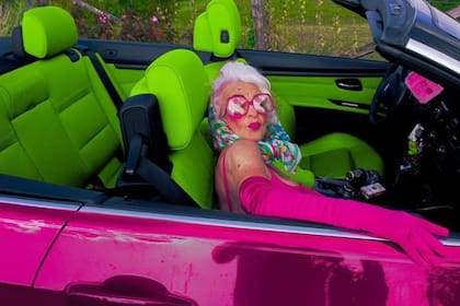 El colorido de su vestimenta llamó la atención de miles de usuarios, los cuales empezaron a seguirla para estar al tanto de su actividad.