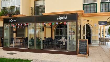 El colorido frente del bar