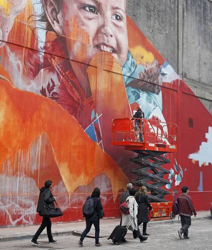 El colorido mural sobre un depósito sobre un depósito del barrio Saldías