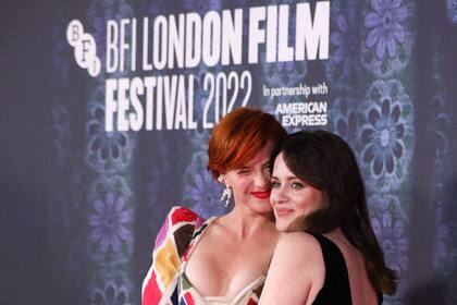 El colorido vestido de Jessie Buckley contrastó con la sobria apuesta de Claire Foy en la premiere de Women talking en el Festival de Cine de Londres