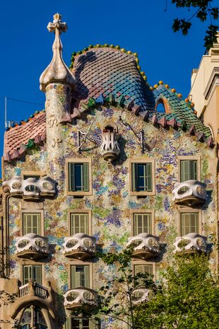 El colorido y sus balcones en forma de antifaces embellecen el Paseo de Gracia.