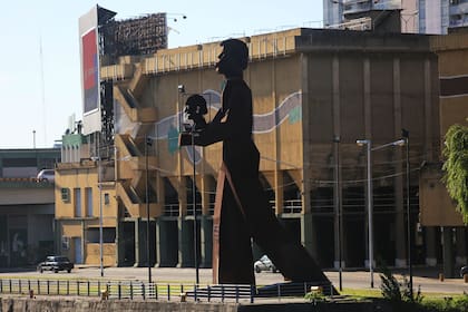 El Coloso custodia a Evita y a Avellaneda
