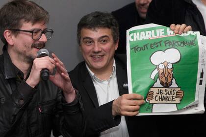 El columnista Patrick Pelloux (derecha) y el dibujante Luz (izquierda) presentaron la edición de mañana