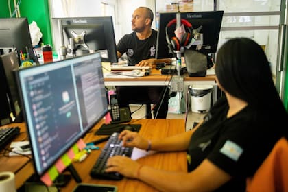 El COM de Zárate cuenta con ocho operadores las 24 horas