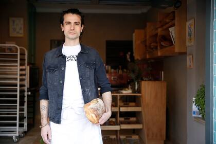 El comandante del proyecto es Francisco Seubert, ex publicista que aprendió a hacer pan en YouTube