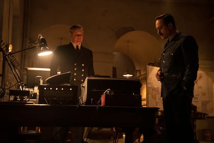 El comandante Ewen Montagu (Colin Firth) y el capitán Charles Cholmondeley (interpretado por Matthew Macfadyen) llevan a cabo la Operación Carne Picada que fue decisiva para el triunfo de la ofensiva aliada sobre Hitler