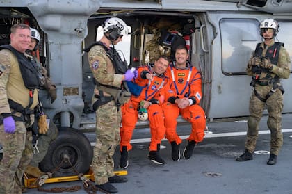 El comandante Reid Wiseman, y el canadiense Jeremy Hansen tras finalizar la misión Artemis II