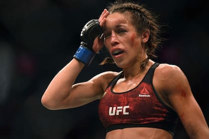 El combate fue uno de los más emocionante y terminó con Jedrzejczyk en el hospital
