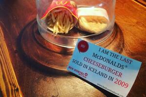 El combo de hamburguesa y papas se exhiben en un hostal al sur de Islandia (Crédito: Twitter)