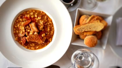 El combo de L'Atelier Bistró es para dos personas y tiene un precio cuesta $60.000; también se puede pedir locro solo a $18.000