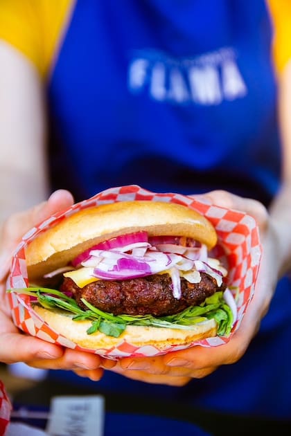 El combo elegido varía por marca/sucursal; el detalle se consulta en el mapa virtual oficial