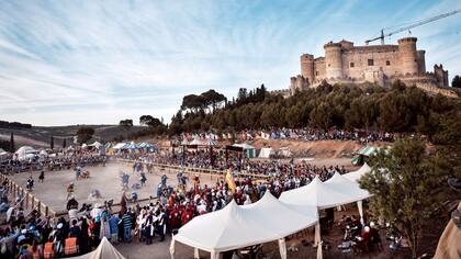 El combte medieval surgió en Europa del Este como una manera de explorar las técnicas, el impacto y la ropa de las batallas de hace 500 años