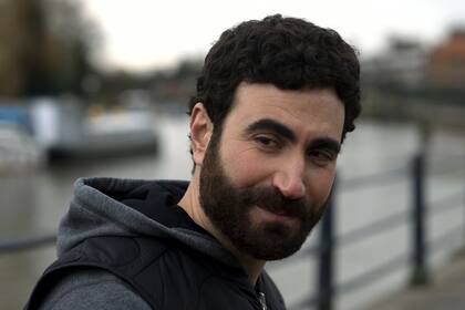 El comediante Brett Goldstein es uno de los protagonistas y guionistas de la serie