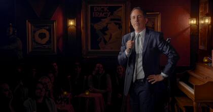 El comediante haciendo su rutina en el Comic Strip en Nueva York