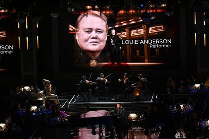 El comediante Louie Anderson, recordado en el In Memoriam de los Premios Emmy