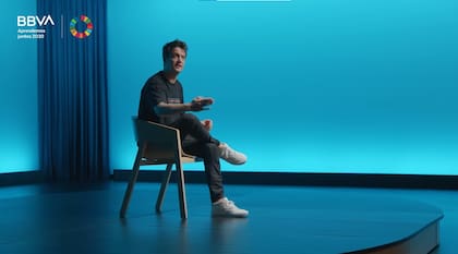 El comediante Luciano Mellera en el ciclo "Aprendemos Juntos 2030", la plataforma del BBVA. Foto: captura Youtube