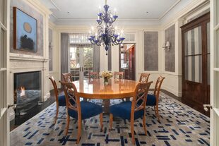 El comedor, como otras partes de la casa, está decorado con una fuerte impronta del color azul