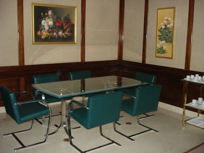 El comedor, con mesa de vidrio y seis sillas brno