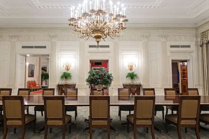 El comedor cuenta con lugar para sentar a 140 personas. La arquitectura actual y las mesas con forma de águila datan de las amplias renovaciones realizadas en la Casa Blanca durante la administración del presidente Theodore Roosevelt en 1902